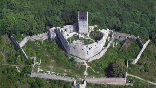 Topoľčiansky hrad 2 Autor: Civertan Zdroj: https://upload.wikimedia.org/wikipedia/commons/a/a0/Nagytapolcsanycivertanlegi.jpg
