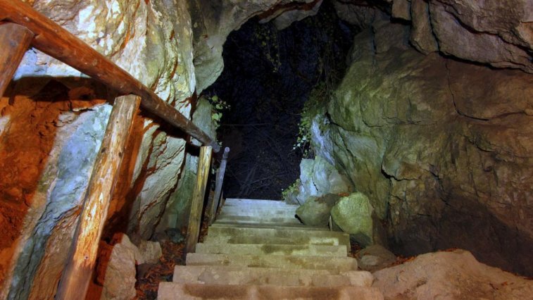 Jaskyňa Zlá diera 1 Autor: Zlá diera Zdroj: https://slovenskycestovatel.sk/item/jaskyna-zla-diera