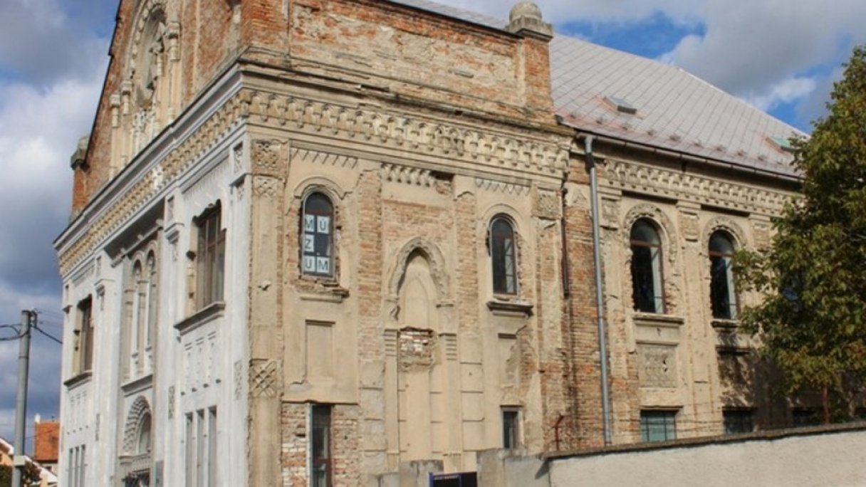 Synagoga, Městské muzeum Šurany 1 Zdroj: https://surany.sk/index.php/domovska-stranka/mesto-surany/mestske-institucie/mestske-kulturne-stredisko/kulturne-zariadenia/synagoga-muzeum/
