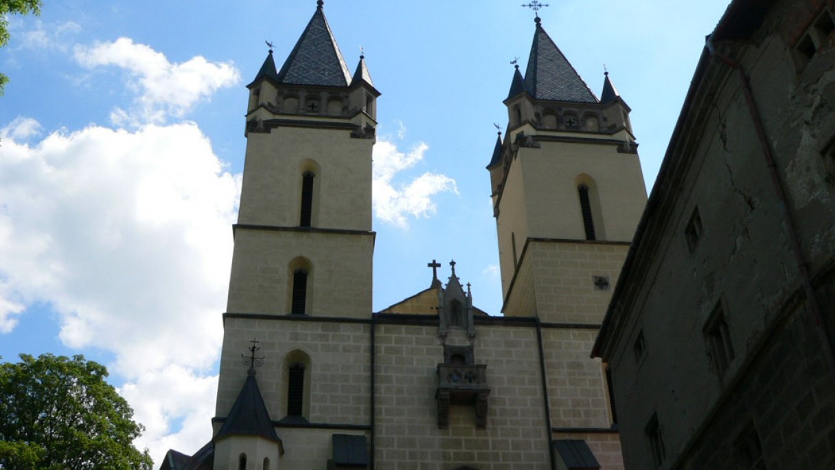 Benediktinský klášter Hronský Beňadik - poutní místo 1 Zdroj: https://sk.wikipedia.org/wiki/Kl%C3%A1%C5%A1tor_Hronsk%C3%BD_Be%C5%88adik