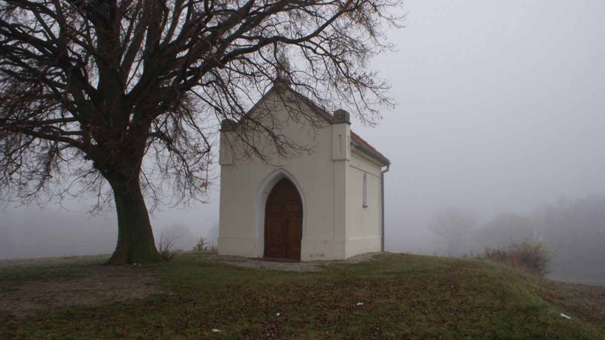 Kaple sv. Rozálie Štefanová - poutní místo 1 Zdroj: https://sk.wikipedia.org/wiki/%C5%A0tefanov%C3%A1_(okres_Pezinok)