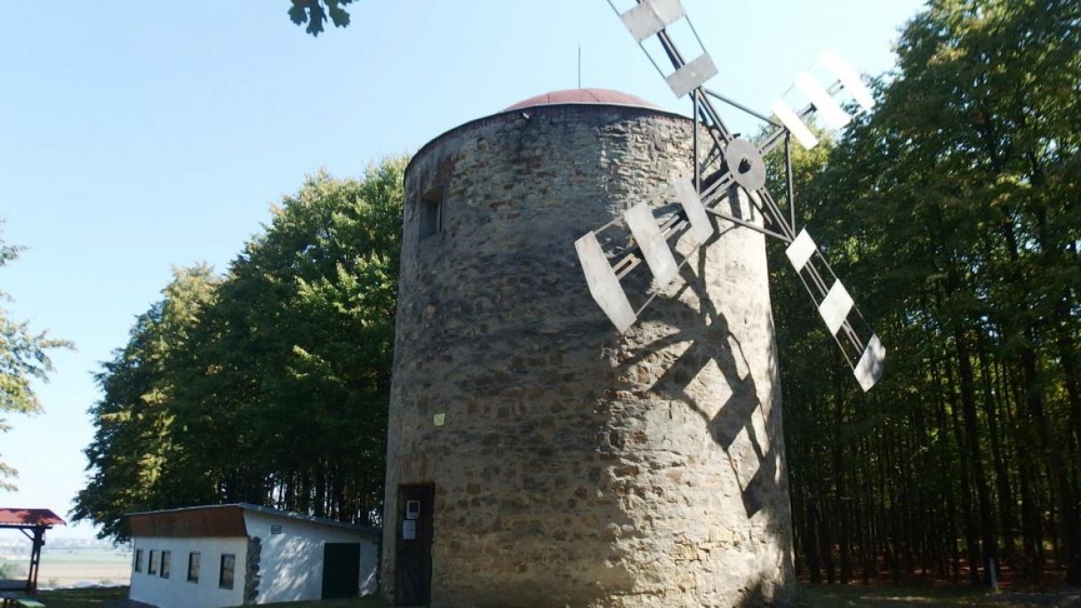 Historický větrný mlýn Holíč 1 Autor: Palickap Zdroj: https://slovenskycestovatel.sk/item/veterny-mlyn-holic