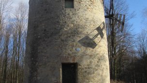 Historický větrný mlýn Holíč 5 Autor: Lýdia Theinerová Zdroj: https://slovenskycestovatel.sk/item/veterny-mlyn-holic
