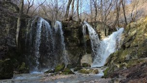 Hájske vodopády Autor: Jan Starec Zdroj: https://upload.wikimedia.org/wikipedia/commons/c/cd/H%C3%A1jske_vodop%C3%A1dy_-_panoramio.jpg