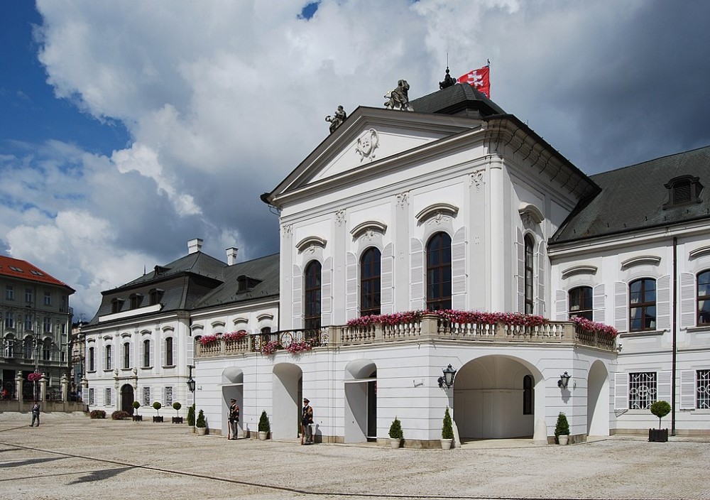 Grasalkovičov palác počas jari, odfotený z prednej strany