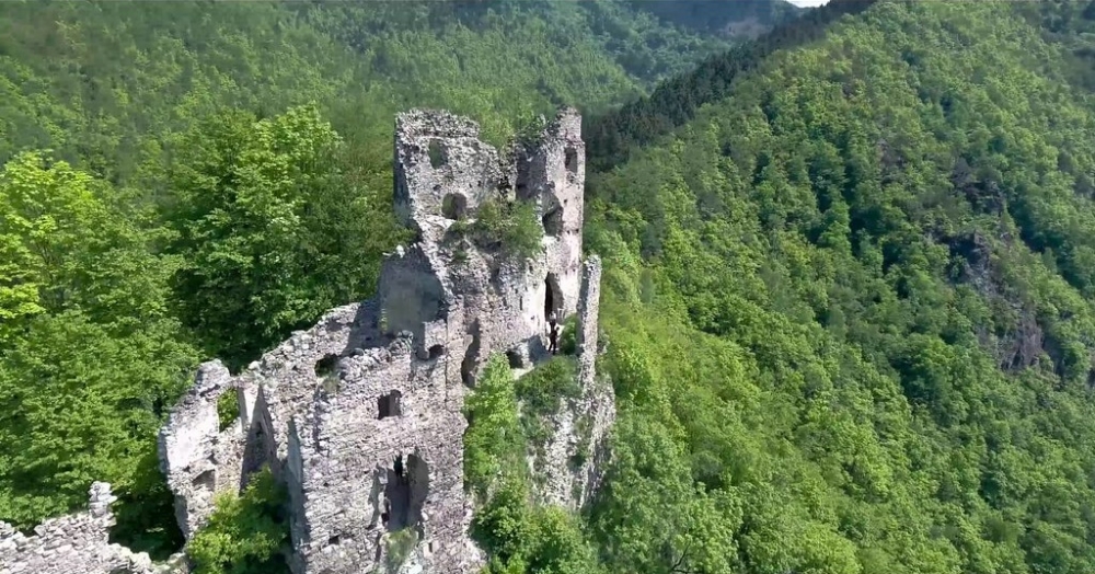 Starhrad, zrúcanina hradu, vypínajúca sa východne od Žiliny
